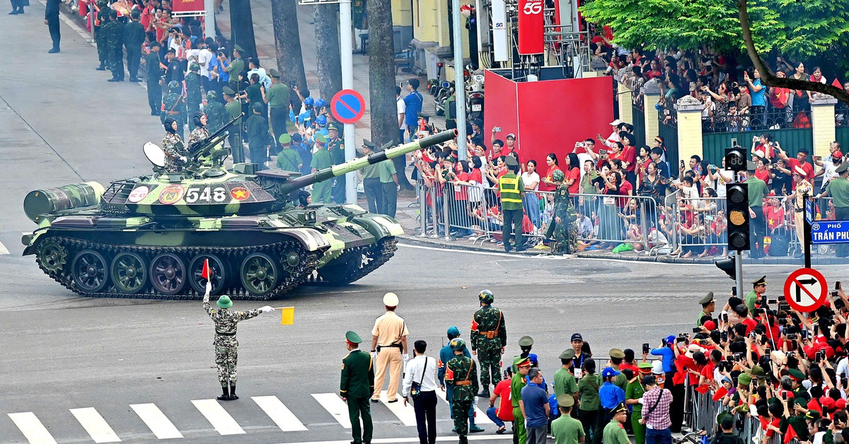 Thức suốt đêm đợi xem bộ đội, công an, khí tài quân sự hoành tráng