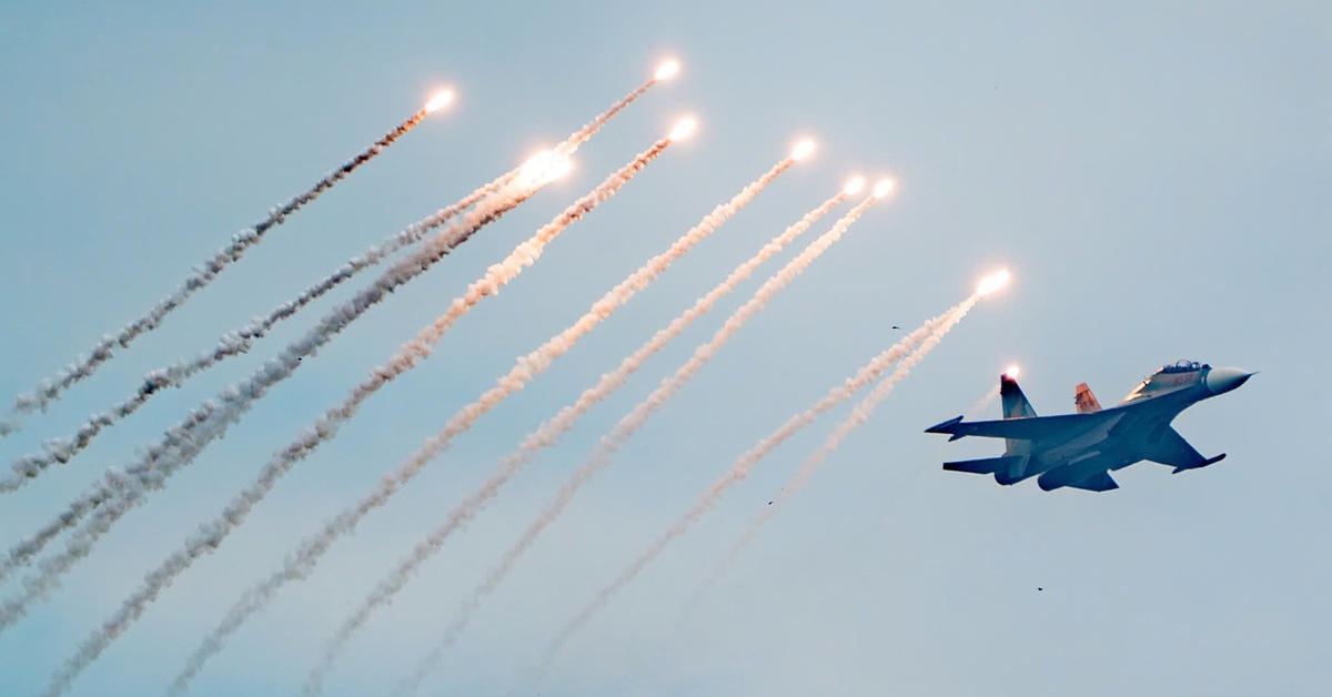 Tiêm kích Su 30-MK2 thả đạn nhiễu, trực thăng kéo cờ trên bầu trời thủ đô