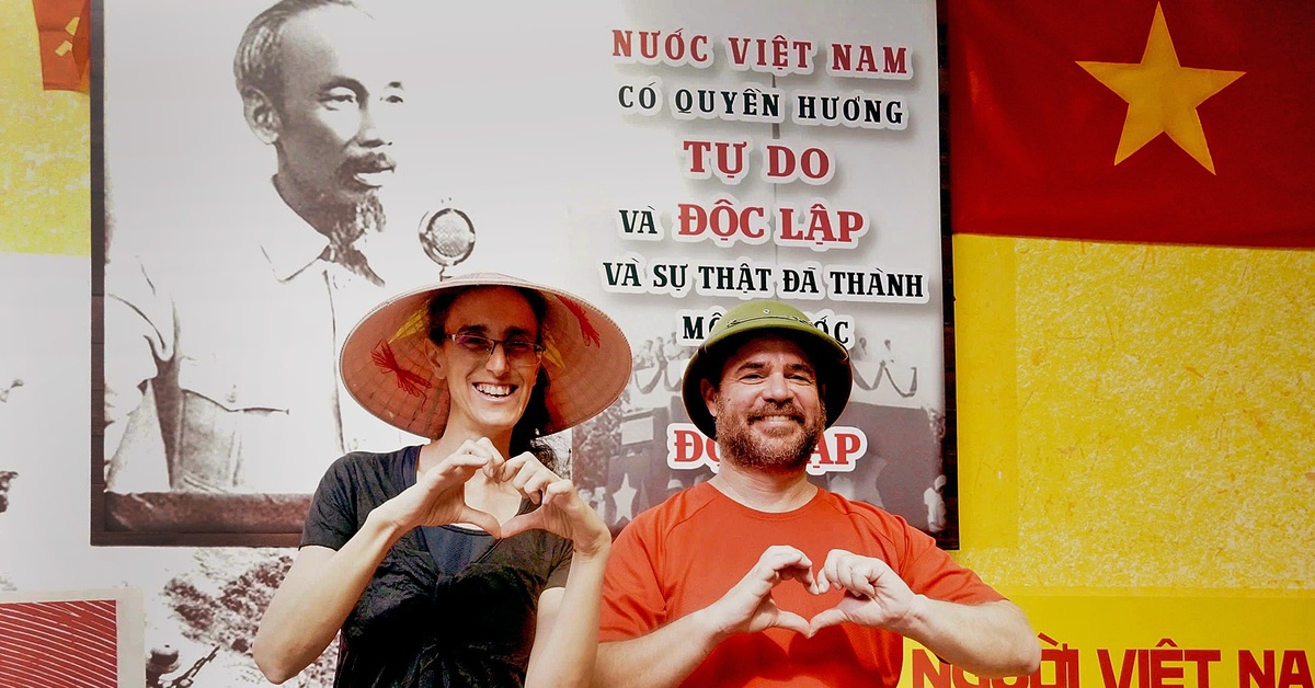 Cặp đôi nước ngoài đến Hà Nội xem diễu binh 2-9: 'Chúng tôi yêu tinh thần Việt Nam'