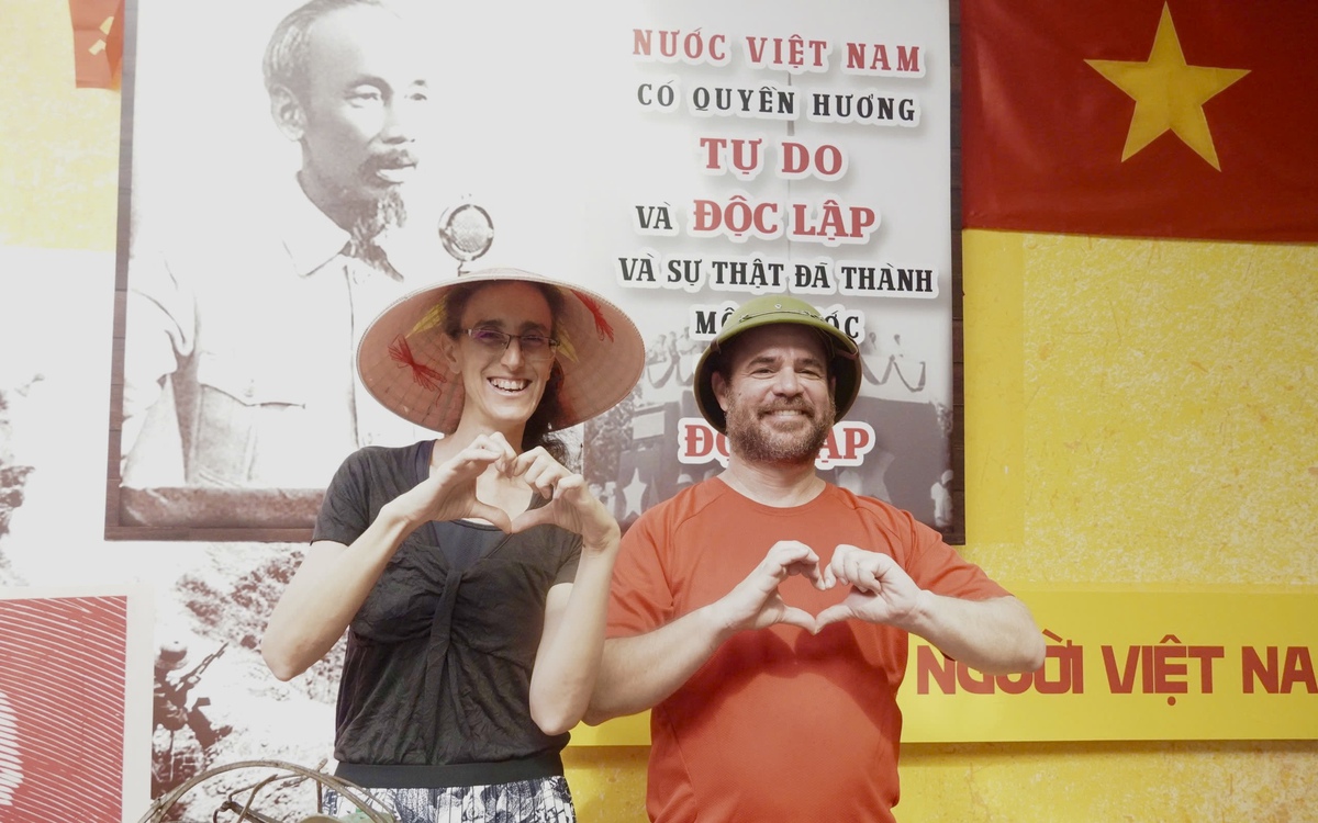 Cặp đôi nước ngoài đến Hà Nội xem diễu binh 2-9: 'Chúng tôi yêu tinh thần Việt Nam'