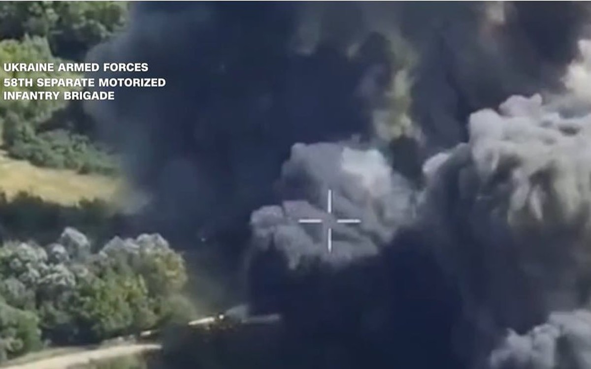 Ukraine cho nổ hai cây cầu quan trọng của Nga bằng mìn của Nga và drone giá rẻ
