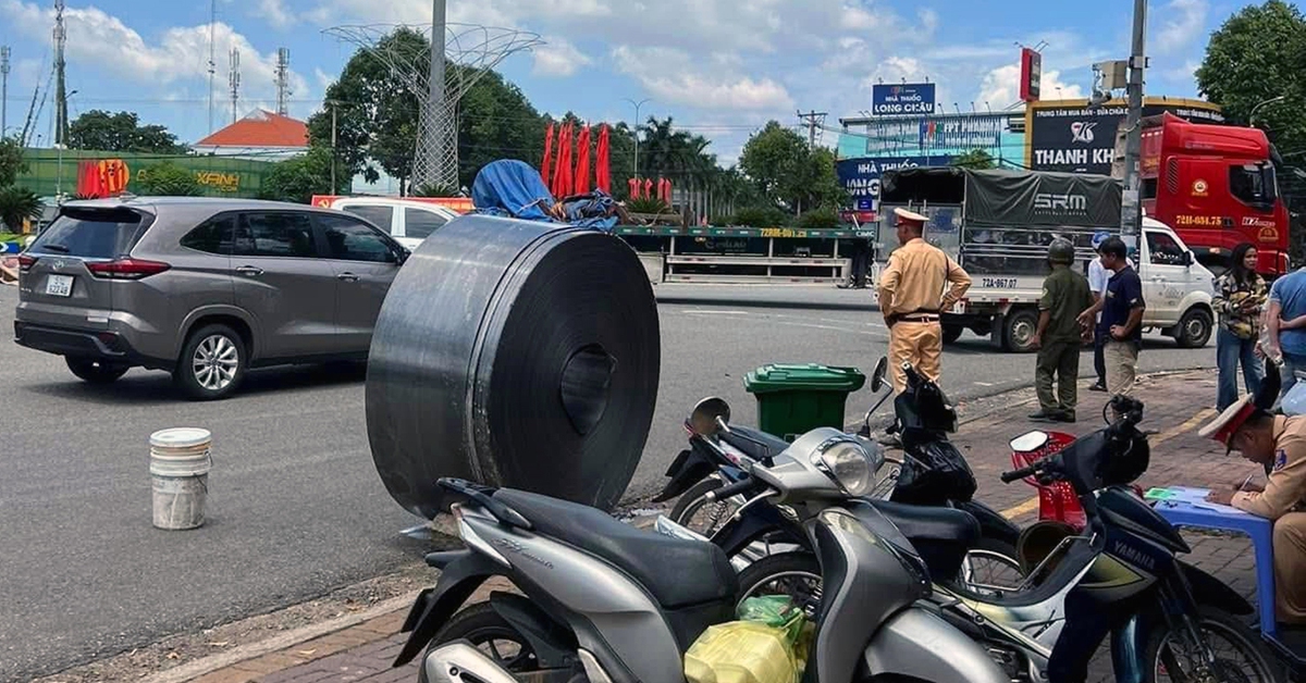 Ớn lạnh nhìn thép cuộn cả chục tấn trên xe đầu kéo rơi xuống đường