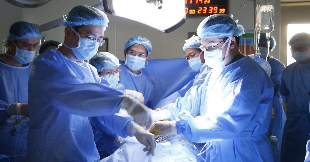 TP.HCM thành trung tâm y tế khu vực: không thể đua, phải bẻ lái để vượt