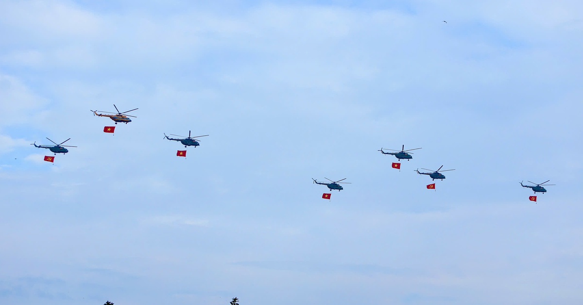 'Hổ mang chúa' Su-30MK2 bay trên bầu trời, các khối diễu binh hùng dũng qua Ba Đình