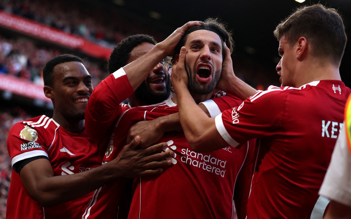 Siêu phẩm đá phạt của Szoboszlai giúp Liverpool đánh bại Arsenal