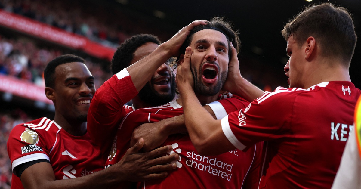 Siêu phẩm đá phạt của Szoboszlai giúp Liverpool đánh bại Arsenal