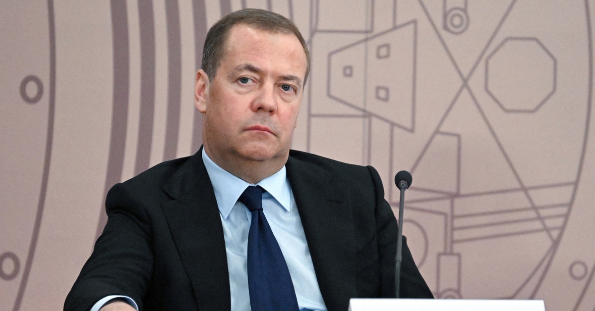Căng thẳng leo thang: Medvedev 'thả thính' hạt nhân, Trump 'hăm dọa' Ấn Độ về dầu Nga