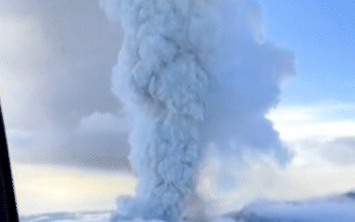 Núi lửa ngủ yên 600 năm phun cột tro cao 6km sau động đất