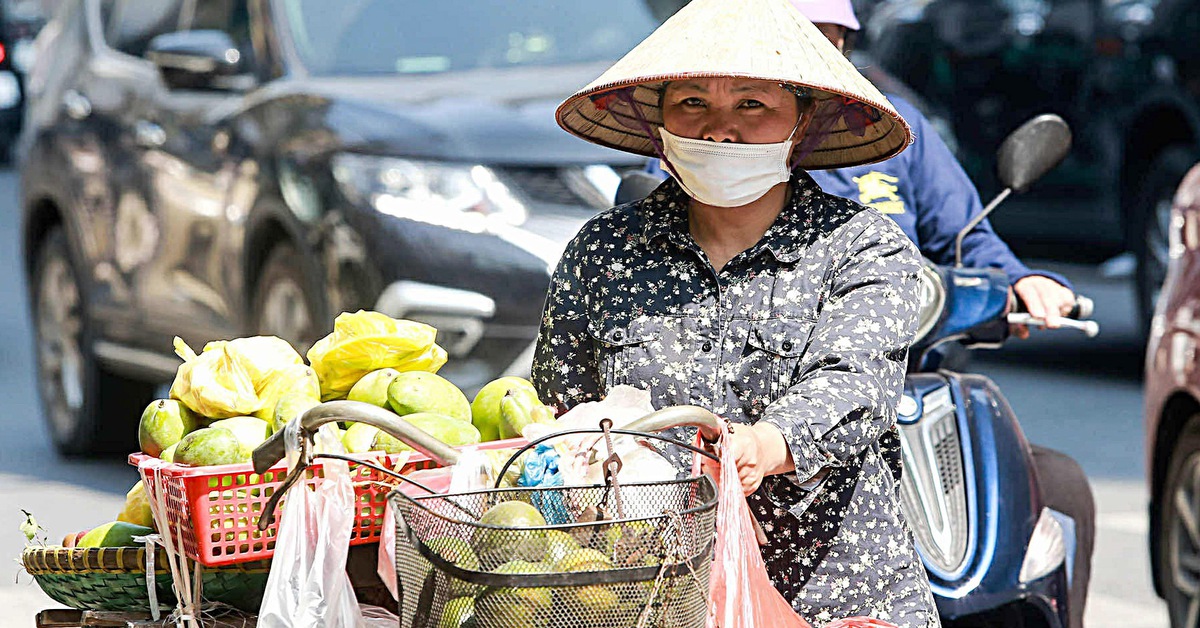 Nắng nóng kỷ lục: Khí áp thấp 'cướp' sức khỏe người dân Hà Nội, bệnh viện quá tải!