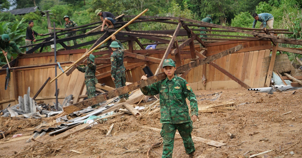 Thủ tướng yêu cầu bố trí đất, dựng lại nhà cho bà con vùng lũ trong tháng 9 này