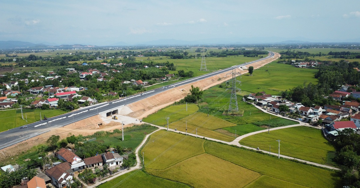 Cận cảnh đường cao tốc Hoài Nhơn - Quy Nhơn sắp hoàn thành, có đúng tiến độ?