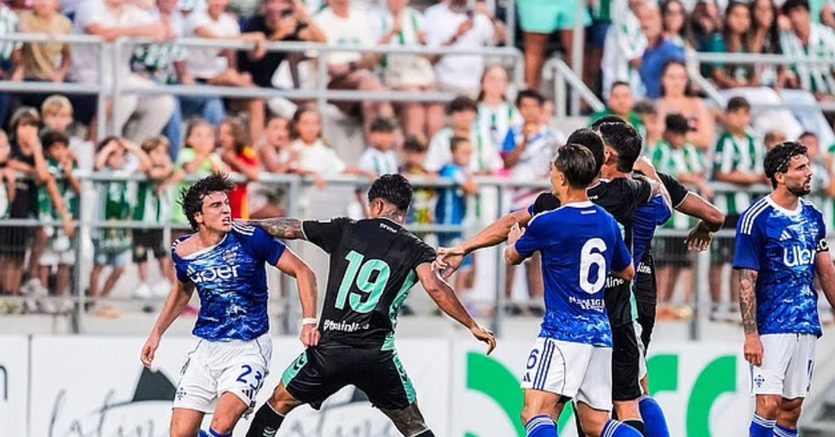 Đánh nhau trên sân, cầu thủ của Real Betis FC đấm nhầm đồng đội
