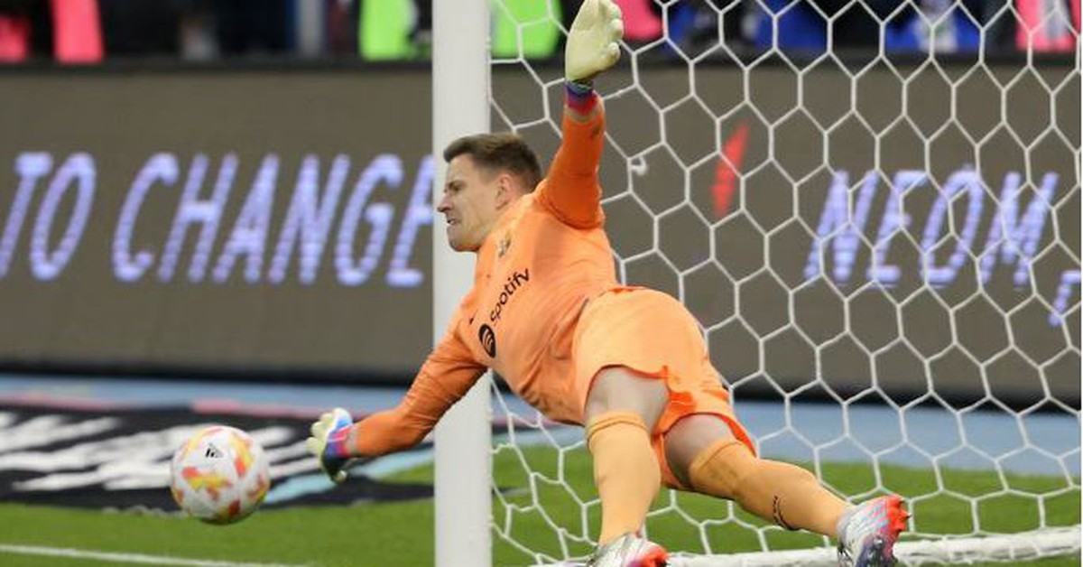 Barcelona tước băng đội trưởng của thủ môn Ter Stegen vì tranh chấp y tế