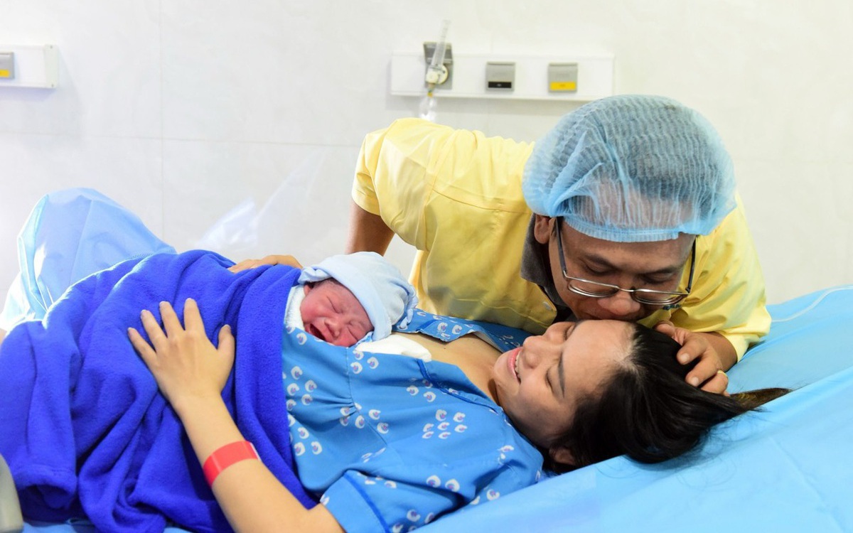 Vợ nghỉ thai sản, chồng có được nghỉ phép và nhận bảo hiểm không?
