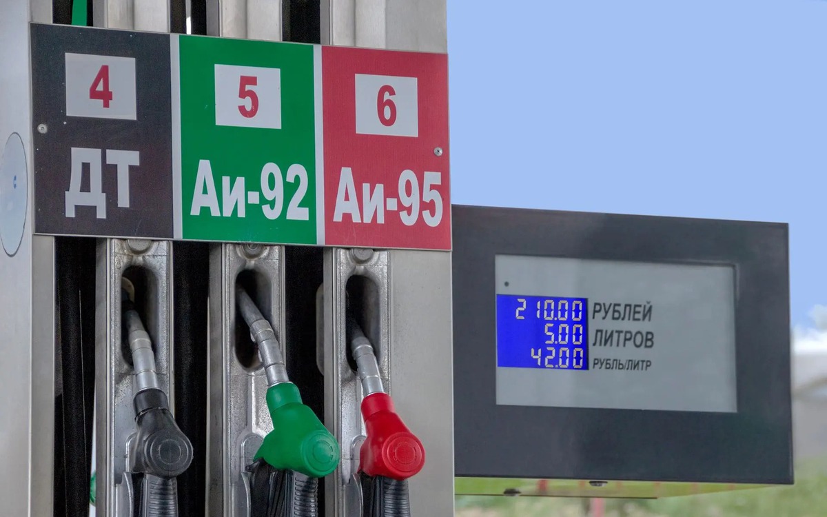 Giá xăng tại Nga lập kỷ lục mới giữa lúc các nhà máy lọc dầu bị Ukraine tấn công