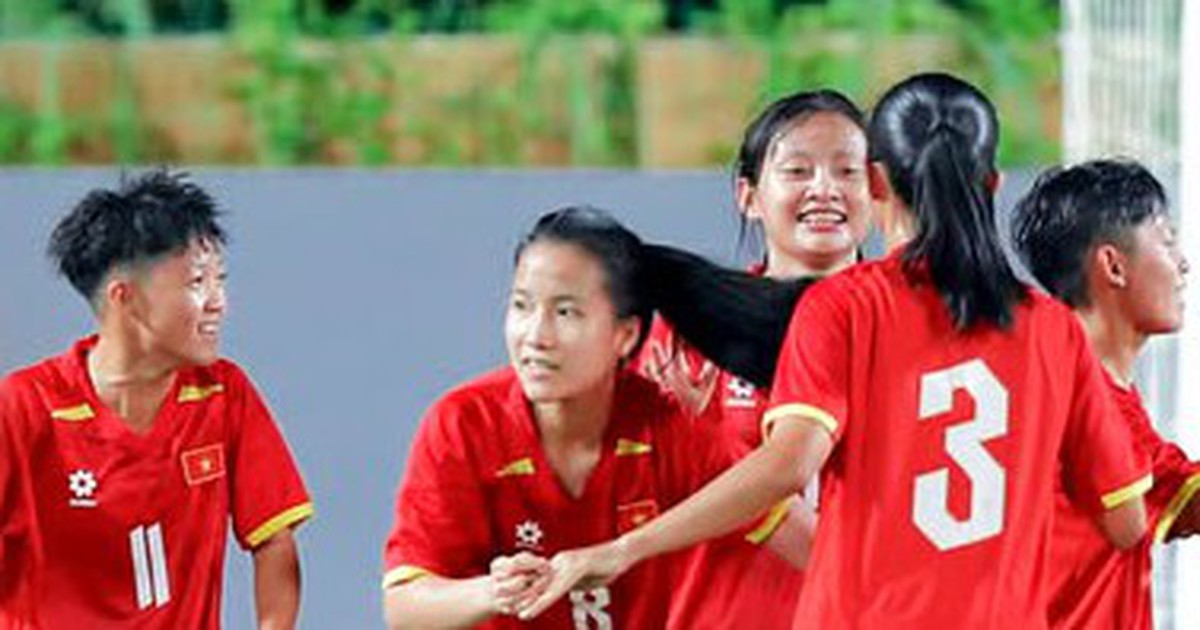 Video hậu vệ U20 Việt Nam lập siêu phẩm khiến thủ môn Hong Kong ngỡ ngàng
