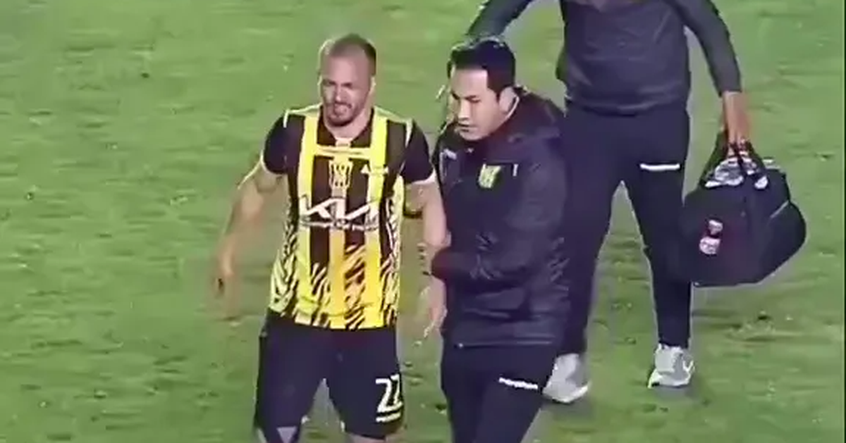 Sốc với cảnh CĐV 'nã pháo' vào cầu thủ ở Bolivia