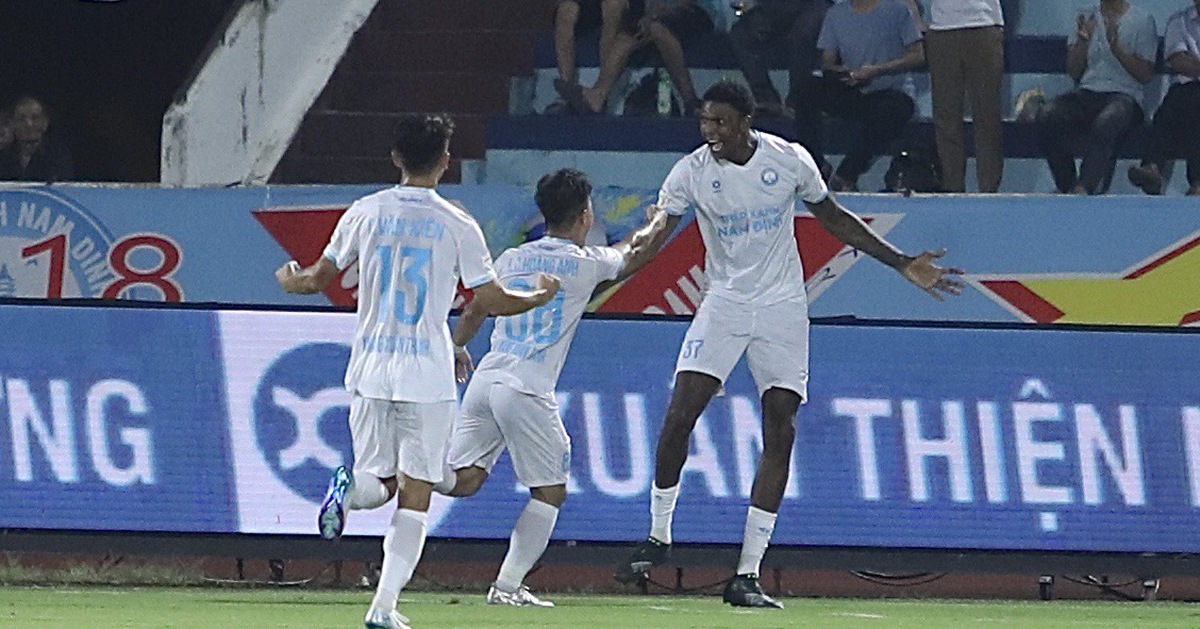 Nam Định - Công An Hà Nội (hiệp 2) 1-1: Tiền đạo cao 2m06 gỡ hòa cho Nam Định