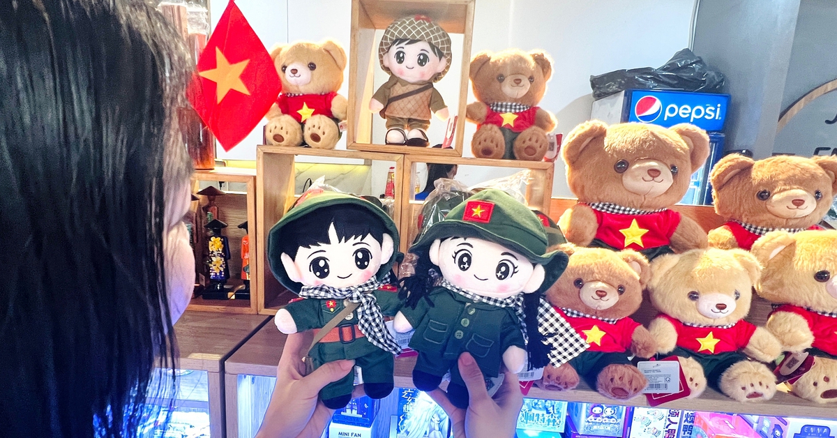 Nhộn nhịp thị trường quà tặng dịp Quốc khánh 2-9: Quạt thêu quốc kỳ, gấu bông yêu nước…