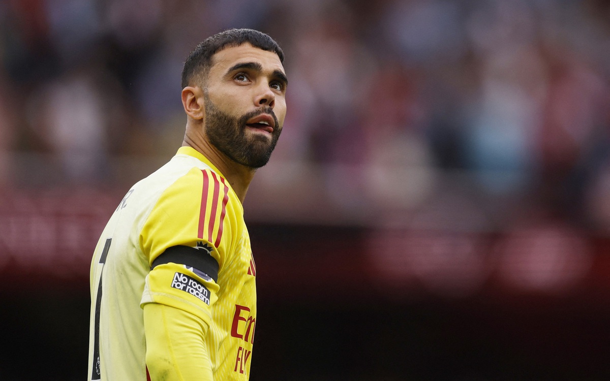 Thủ môn Arsenal đổ lỗi cho quả bóng sau trận thua trước Liverpool