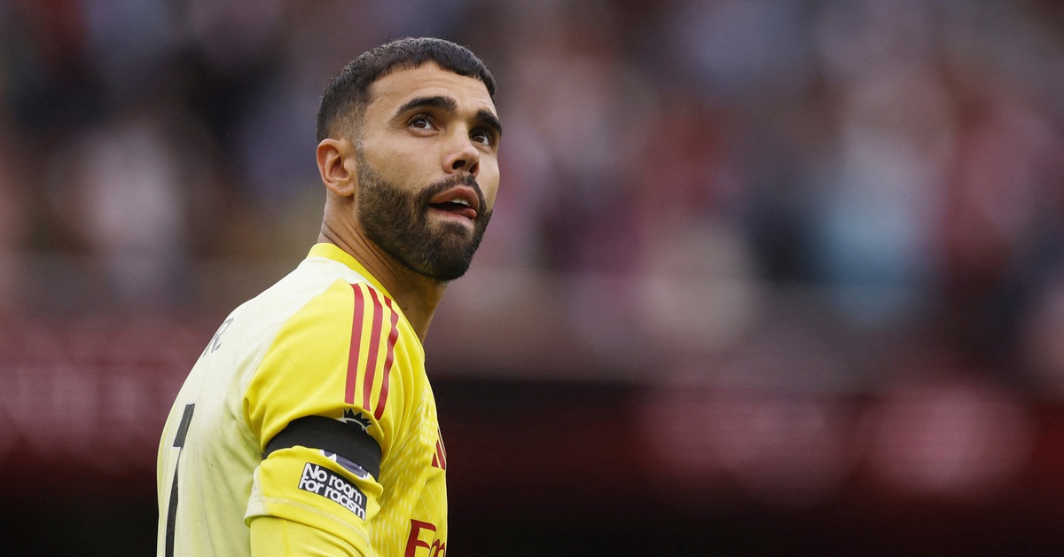 Thủ môn Arsenal đổ lỗi cho quả bóng sau trận thua trước Liverpool