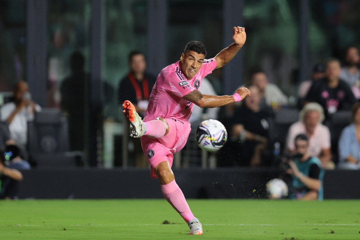 Suarez phun nước bọt vào mặt HLV của Seattle Sounders sau khi thua trận