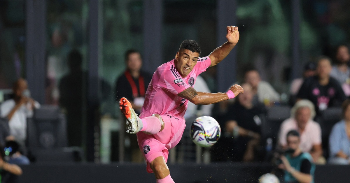 Suarez phun nước bọt vào mặt HLV của Seattle Sounders sau khi thua trận