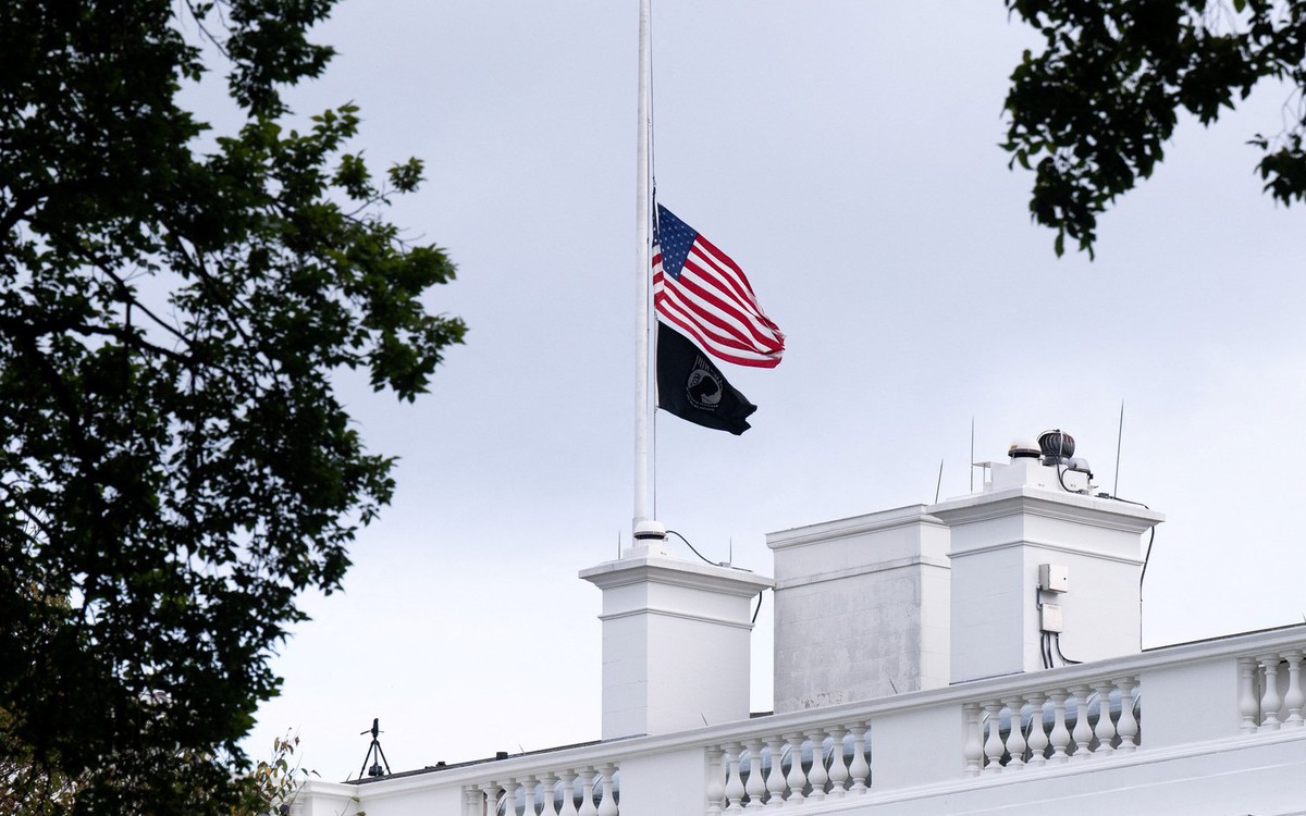 Ông Trump ra lệnh treo cờ rủ sau khi đồng minh Charlie Kirk bị ám sát