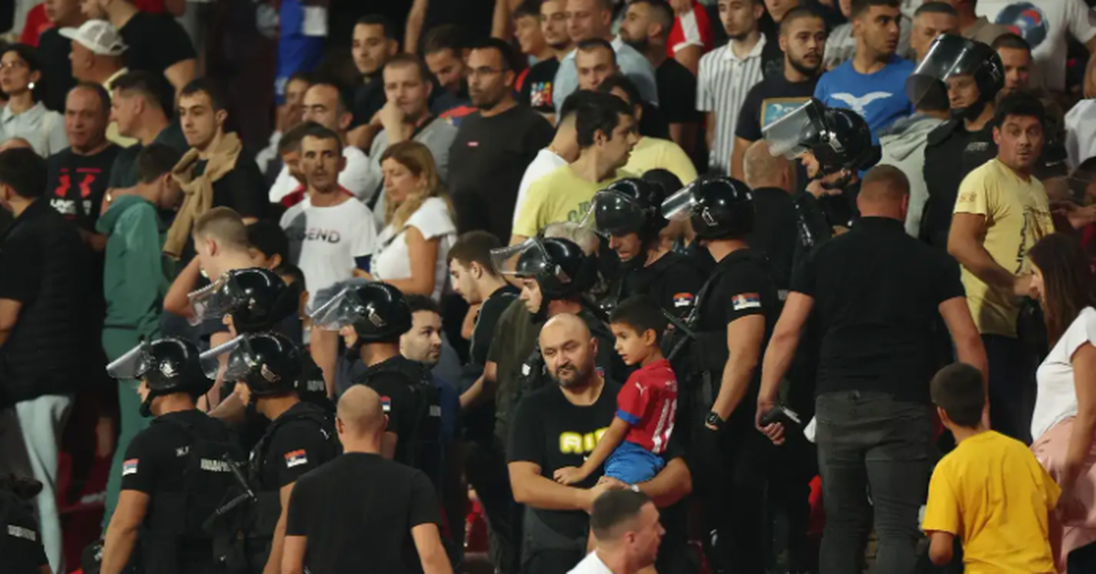 Khán đài hỗn loạn, đội tuyển Anh bị tấn công bằng laser