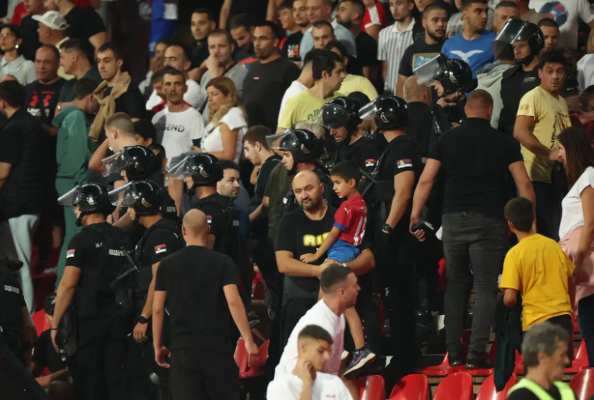 Khán đài hỗn loạn, đội tuyển Anh bị tấn công bằng laser