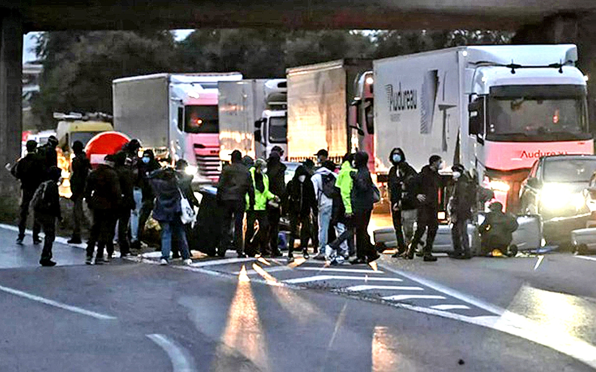 Tin giả lan truyền giữa khủng hoảng chính trị tại Pháp