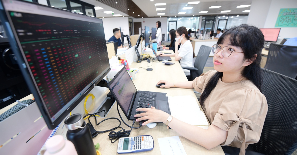 Khối tự doanh công ty chứng khoán ồ ạt 'xả hàng' trên HNX