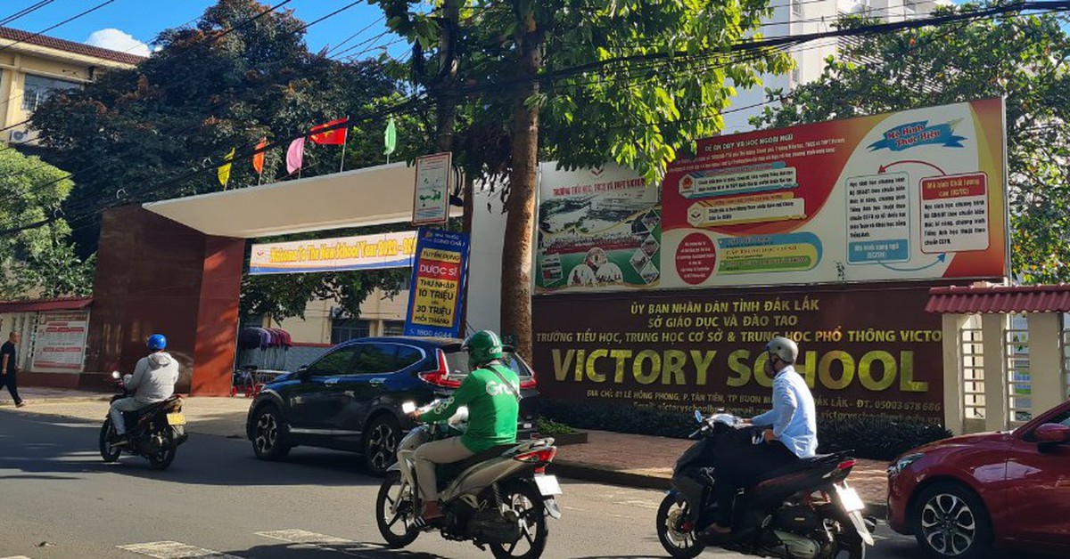 Học sinh lớp 9 đi Hàn Quốc thăm mẹ về trễ, bị trường đuổi học?