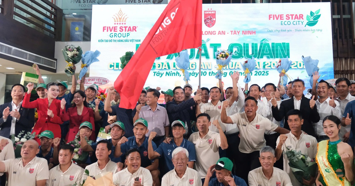 Tài Em cùng đội bóng Long An xuất quân, có ngoại binh người Ukraine