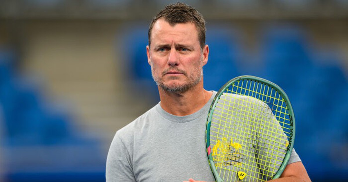 Cựu vô địch Wimbledon bị cấm thi đấu vì đẩy nhân viên 60 tuổi