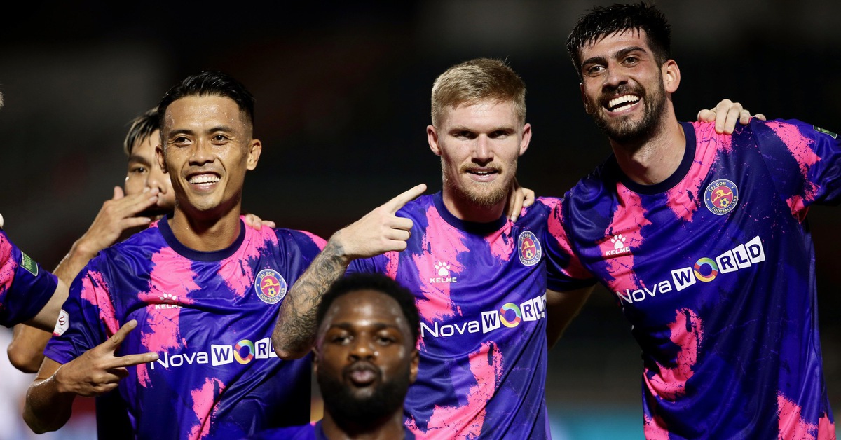 Những lần chuyển 'hộ khẩu' kỳ lạ của bóng đá Việt