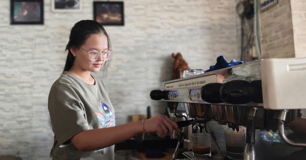 Nhờ ChatGPT, cô gái 18 năm ở trọ tìm ra học bổng Tiếp sức đến trường