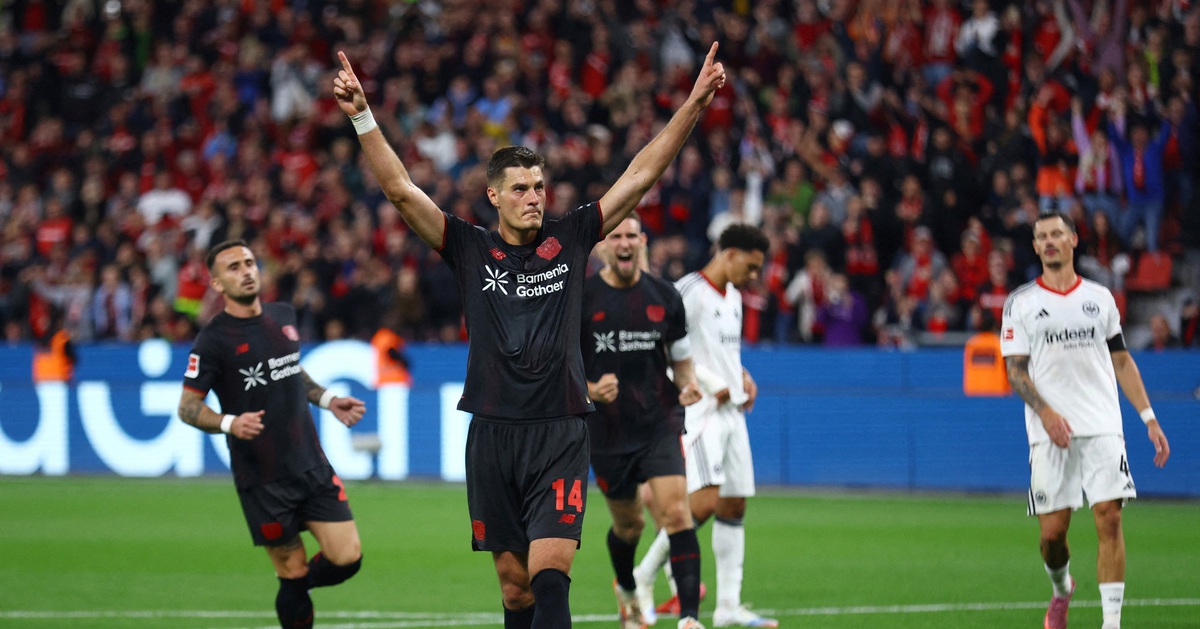 Leverkusen giành chiến thắng kịch tính chỉ với 9 người trên sân