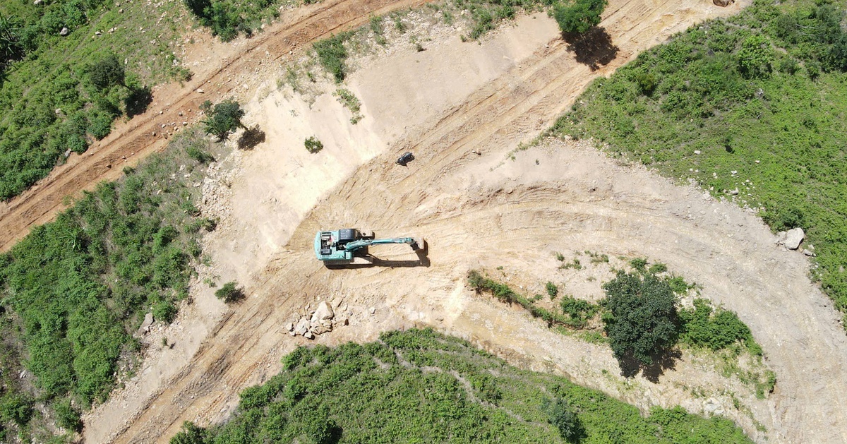 Kiểm tra vụ tự ý đưa máy móc san ủi đất trên núi Chư Nâm ở Gia Lai