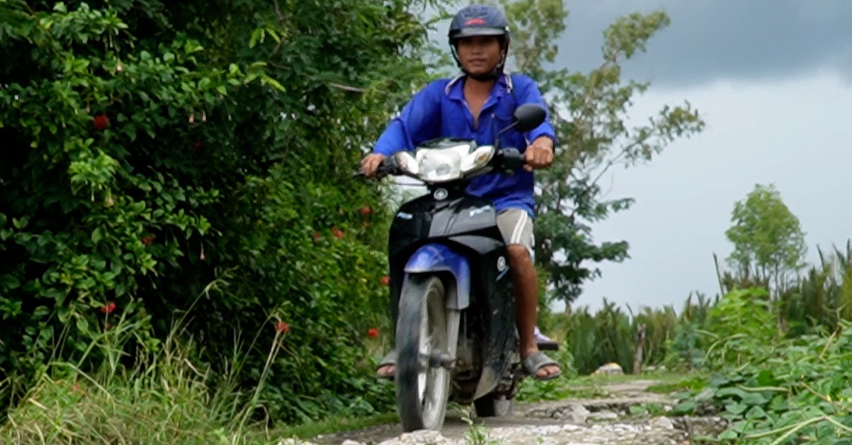 Bạn đọc nói gì vụ dỡ bê tông đắp thành đường đất lầy lội