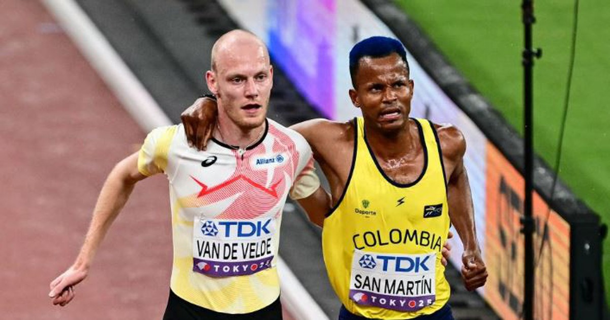 Khoảnh khắc ấm áp ở giải điền kinh thế giới: VĐV hy sinh thành tích dìu đối thủ về đích