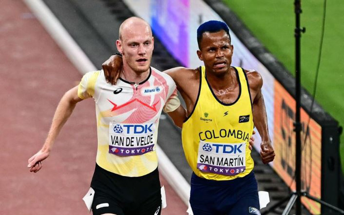 Khoảnh khắc ấm áp ở giải điền kinh thế giới: VĐV 'hy sinh' thành tích dìu đối thủ về đích