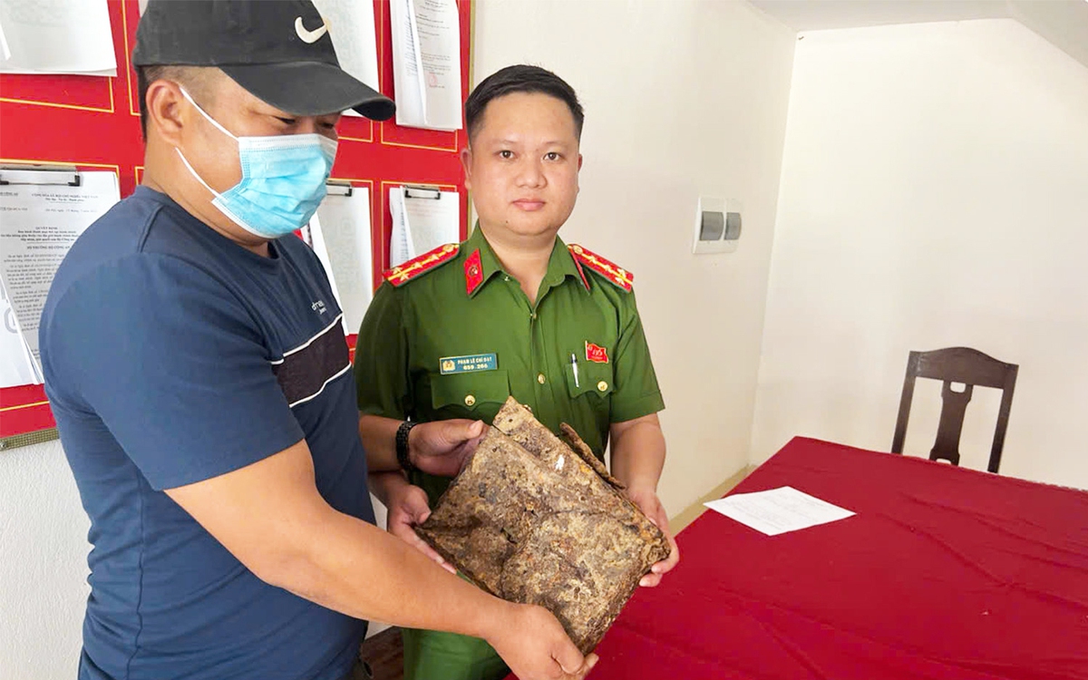 Đem thùng đạn chứa 490 viên đạn quân dụng đến công an giao nộp