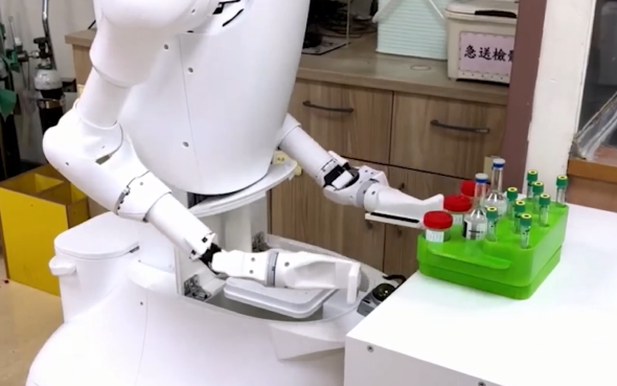 Dự báo thiếu 4,5 triệu y tá, tương lai bệnh nhân sẽ được robot hướng dẫn, phát thuốc?