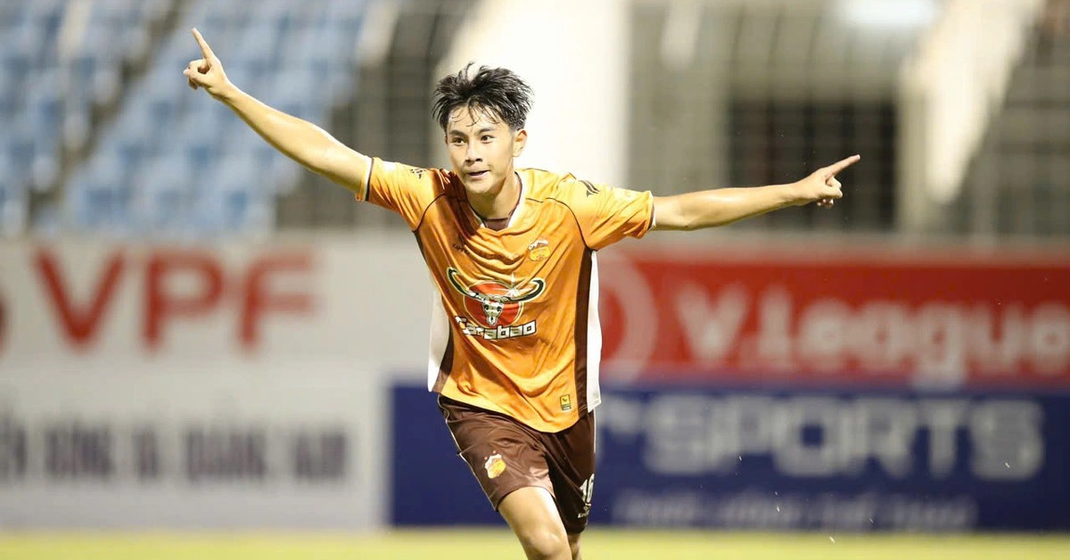 Video tiền đạo 17 tuổi của Hoàng Anh Gia Lai lập siêu phẩm đẳng cấp