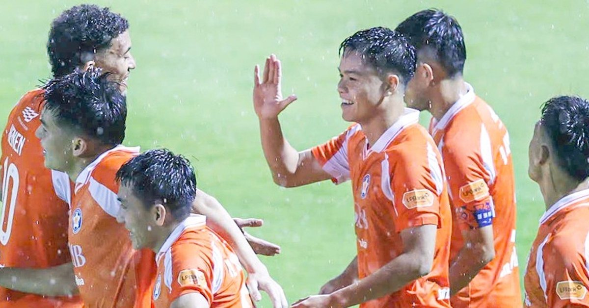 Sấm sét khiến trận đấu Cúp Quốc gia hoãn hơn 70 phút