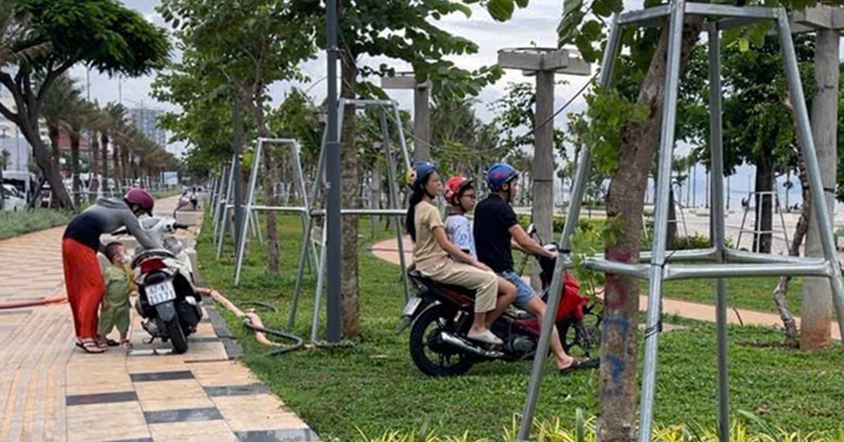 Giẫm đạp bãi cỏ, đậu xe làm vỡ nát nền gạch công trình nghìn tỉ ở Vũng Tàu