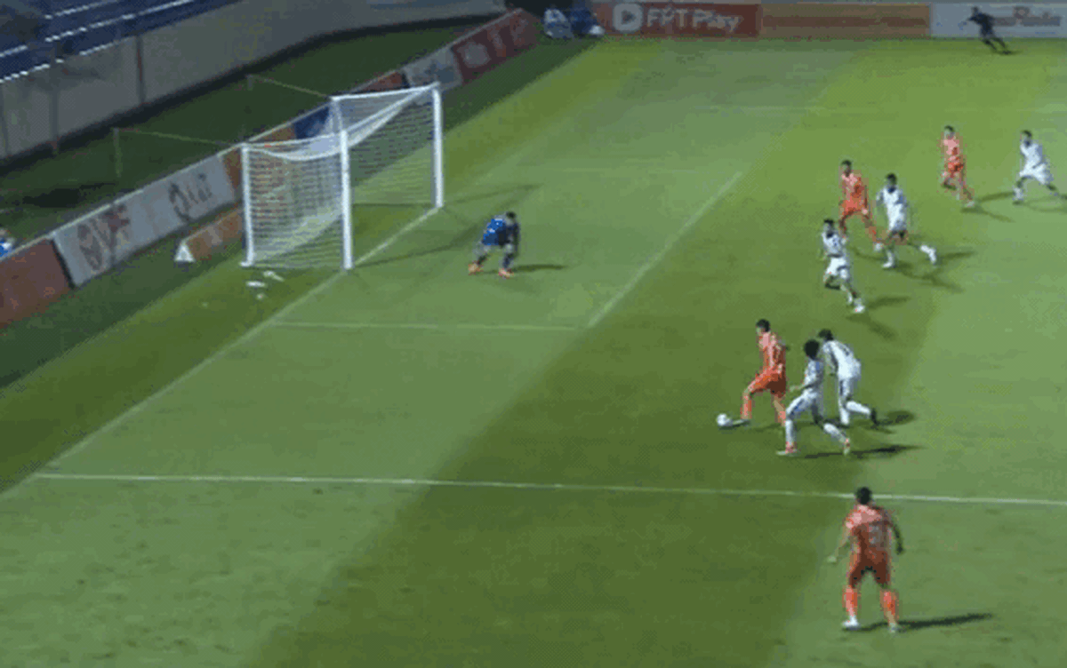 Video tiền vệ Việt kiều Nguyễn Vadim 'dọn cỗ' thuận lợi nhưng đồng đội lại bỏ lỡ khó tin