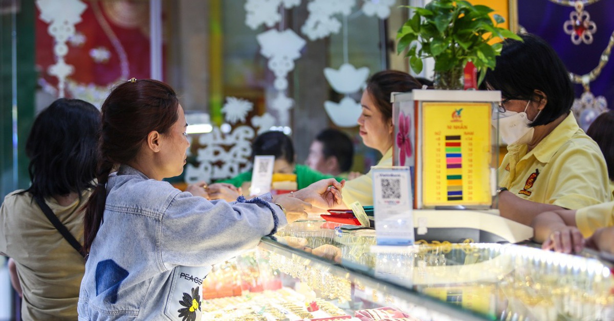 Chính phủ yêu cầu đánh thuế thu nhập cá nhân với giao dịch mua bán vàng để hạn chế đầu cơ