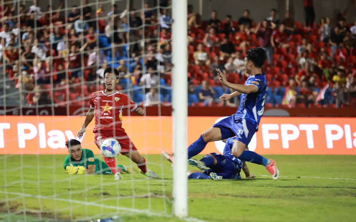 Video: Sai lầm của thủ môn Văn Tú khiến Quảng Ninh thất bại trước Hà Tĩnh